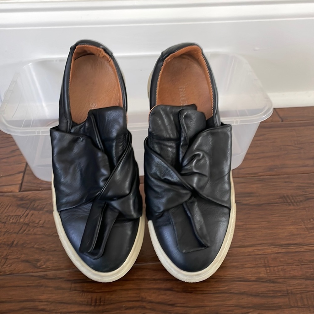 Leather shoes with bow tires the front